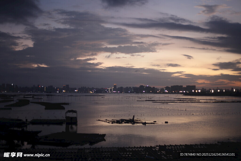 黄昏湖畔静谧景致