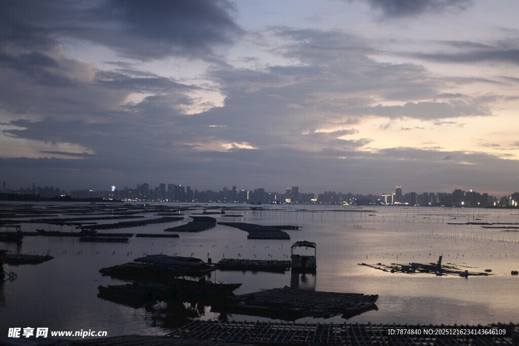 黄昏下的宁静水上码头