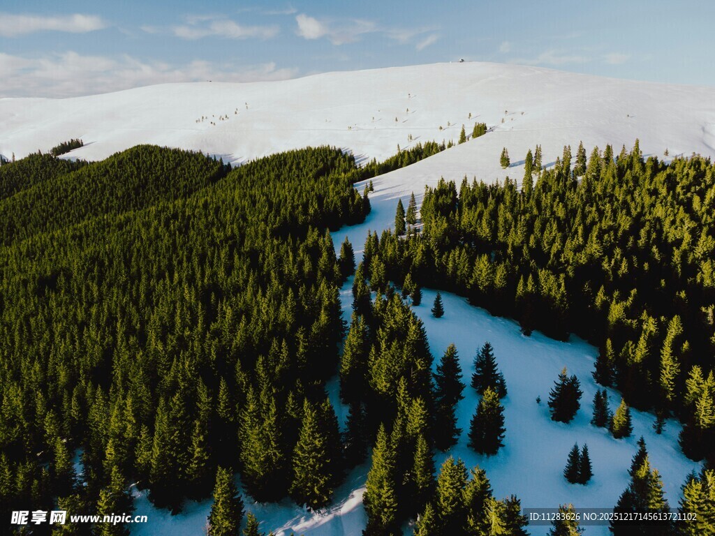 俯瞰山林间的蓝色河流