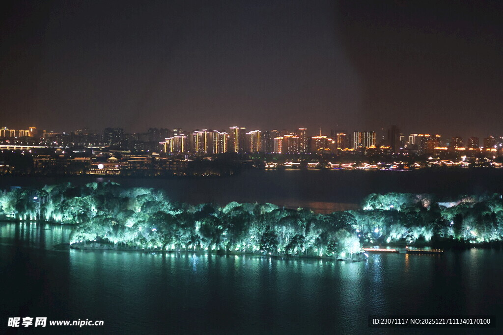 城市湖畔夜景璀璨灯光秀