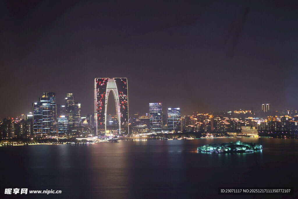 城市璀璨夜景俯瞰图