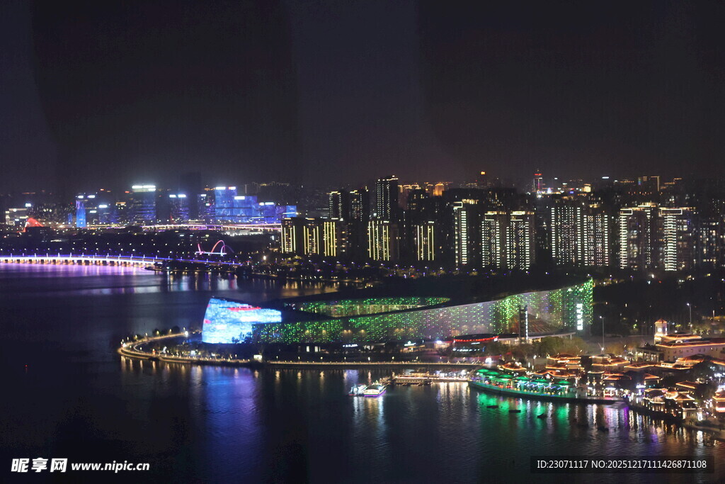 城市璀璨夜景俯瞰图