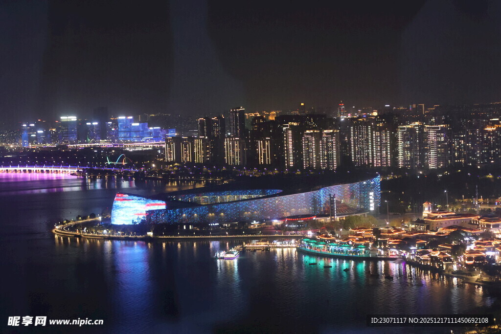 城市璀璨夜景俯瞰图