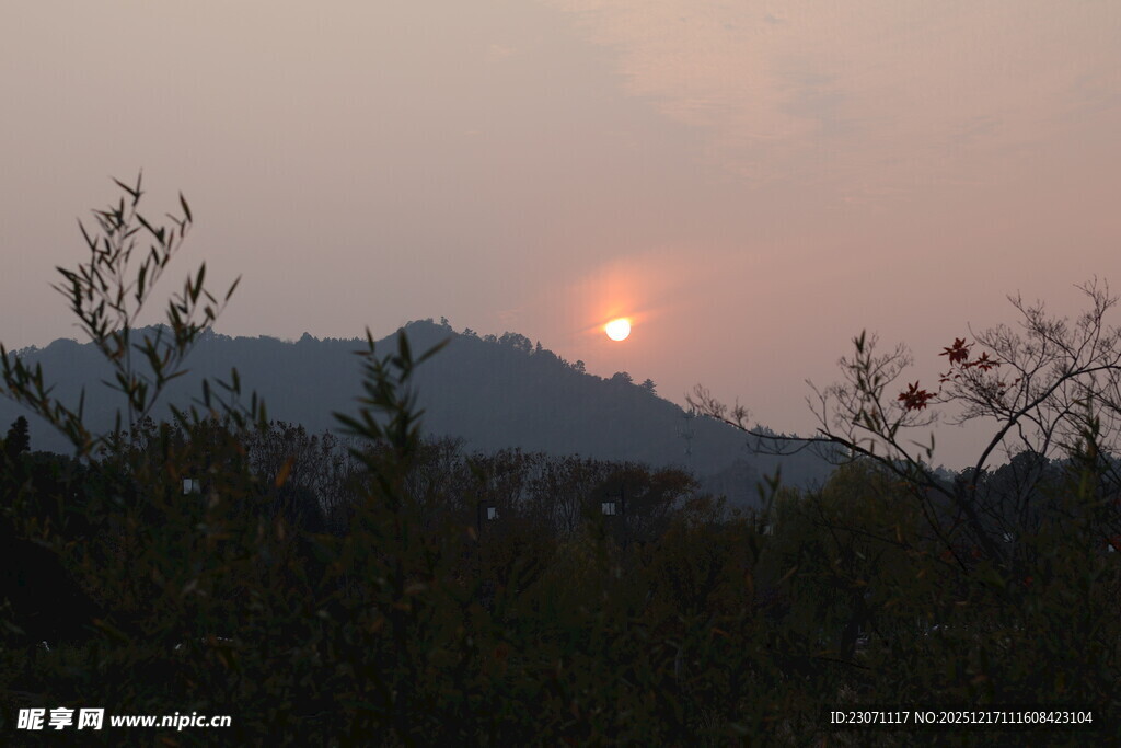 日落山林美景