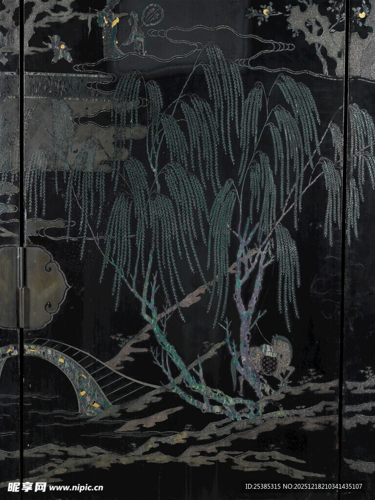 月夜垂柳下的静谧景致