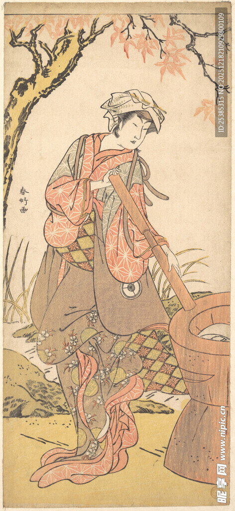 复古装扮女子于庭院赏景