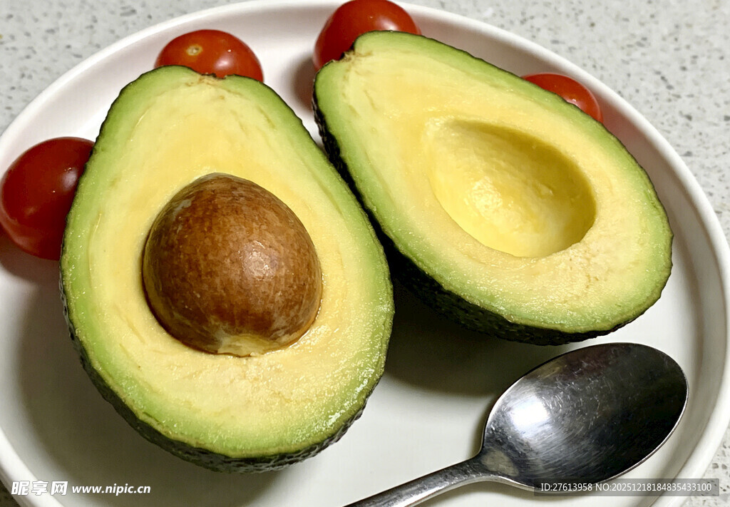 盘中的牛油果