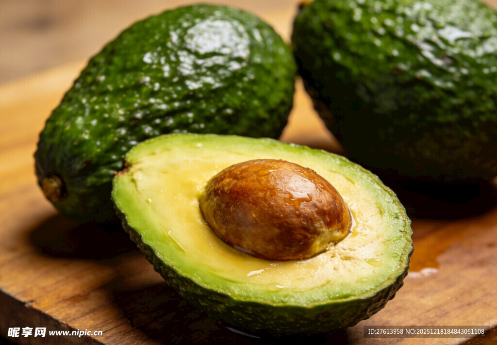 牛油果一半已切开