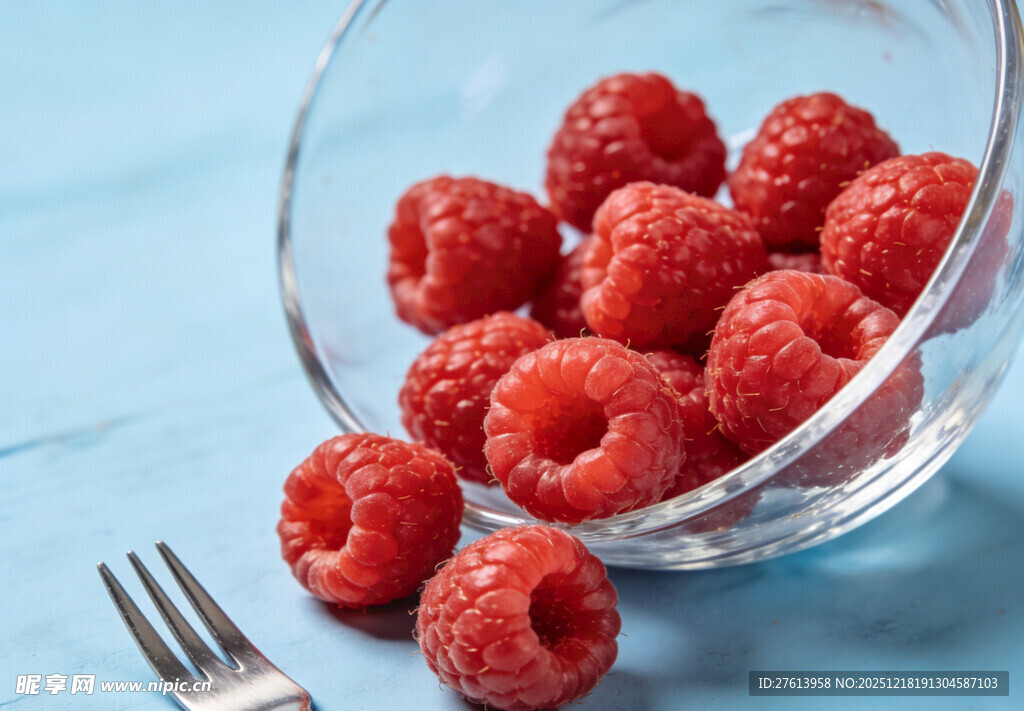 玻璃碗中的树莓