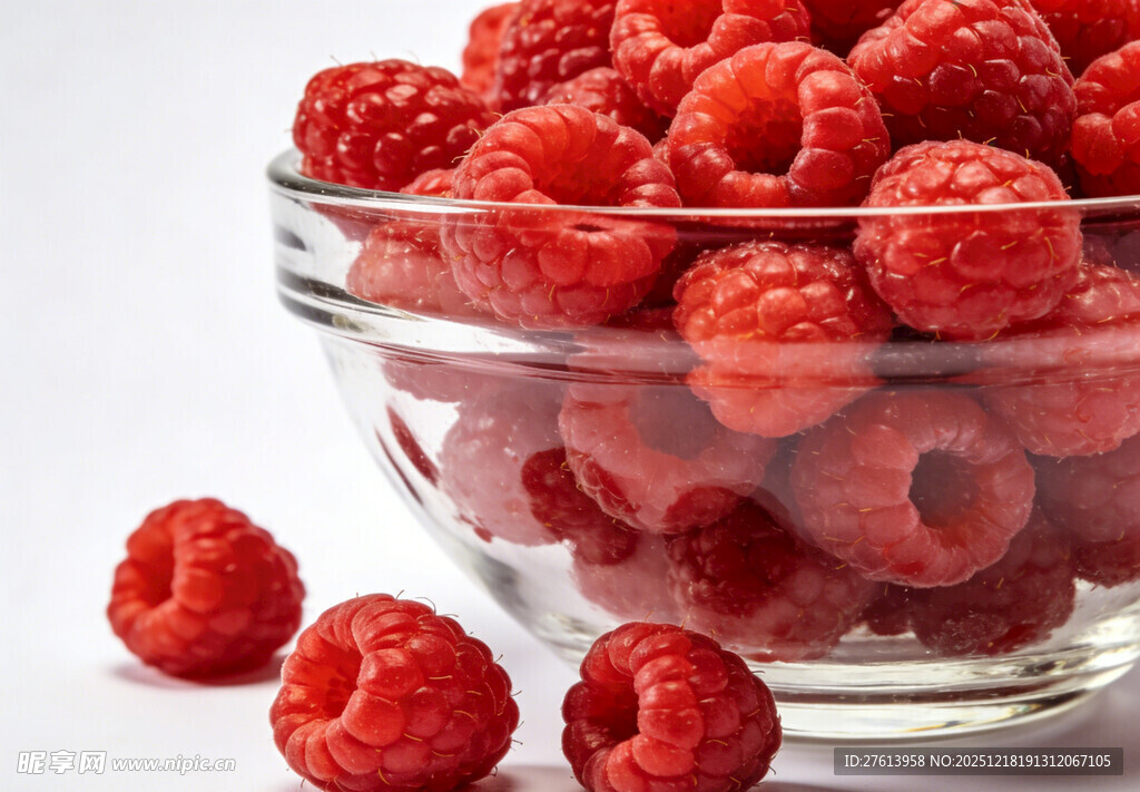 玻璃碗中的树莓