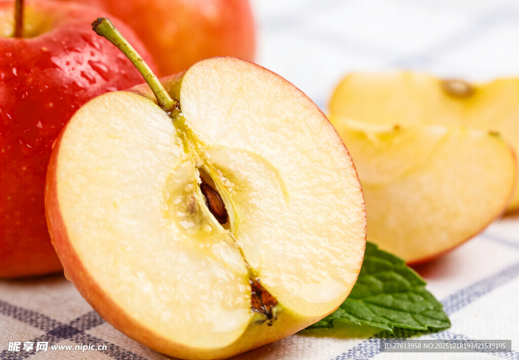 切开的红苹果