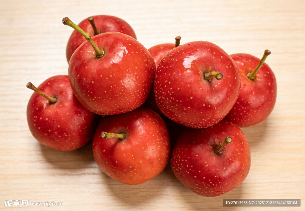 一堆新鲜的红山楂