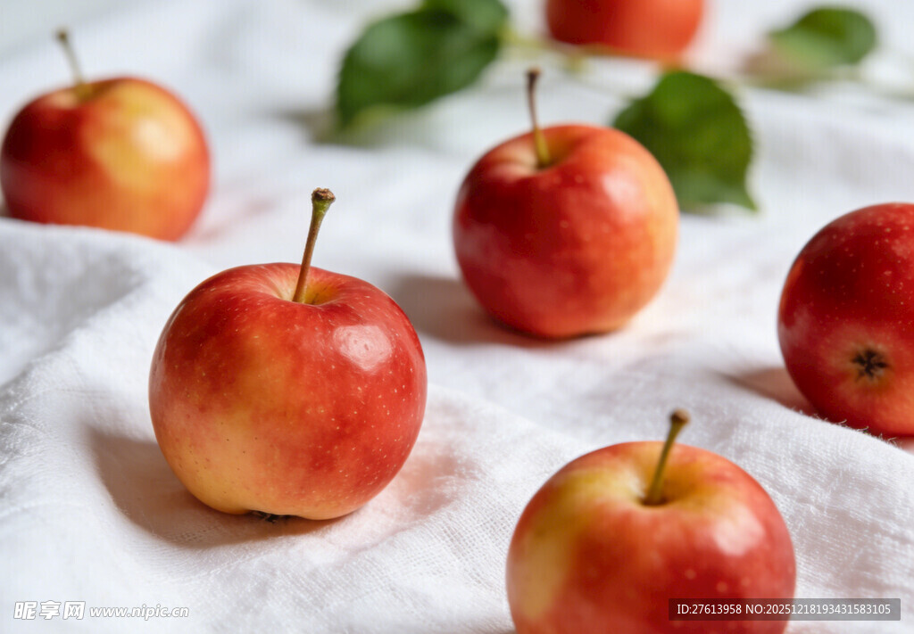 红沙果摆放在白布上