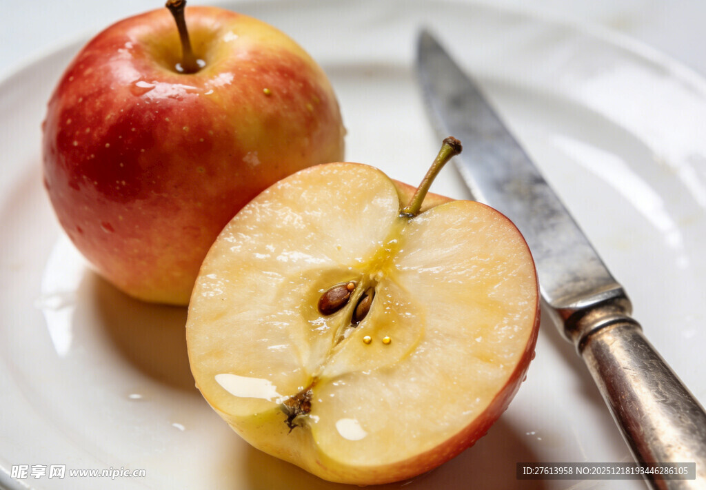 切开的红苹果