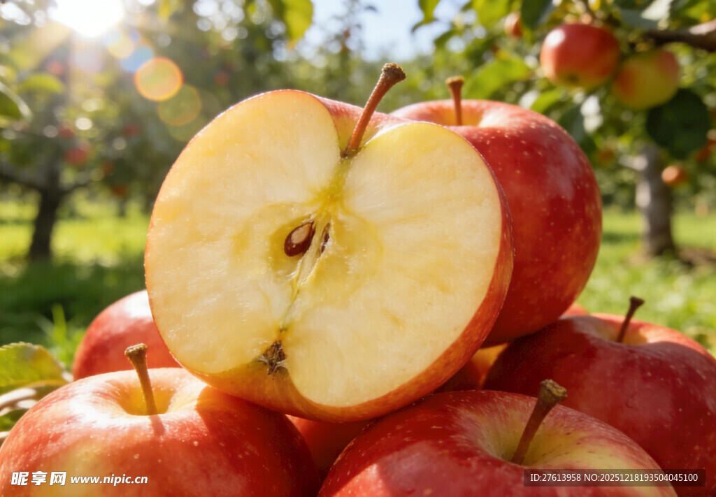 切开的红苹果