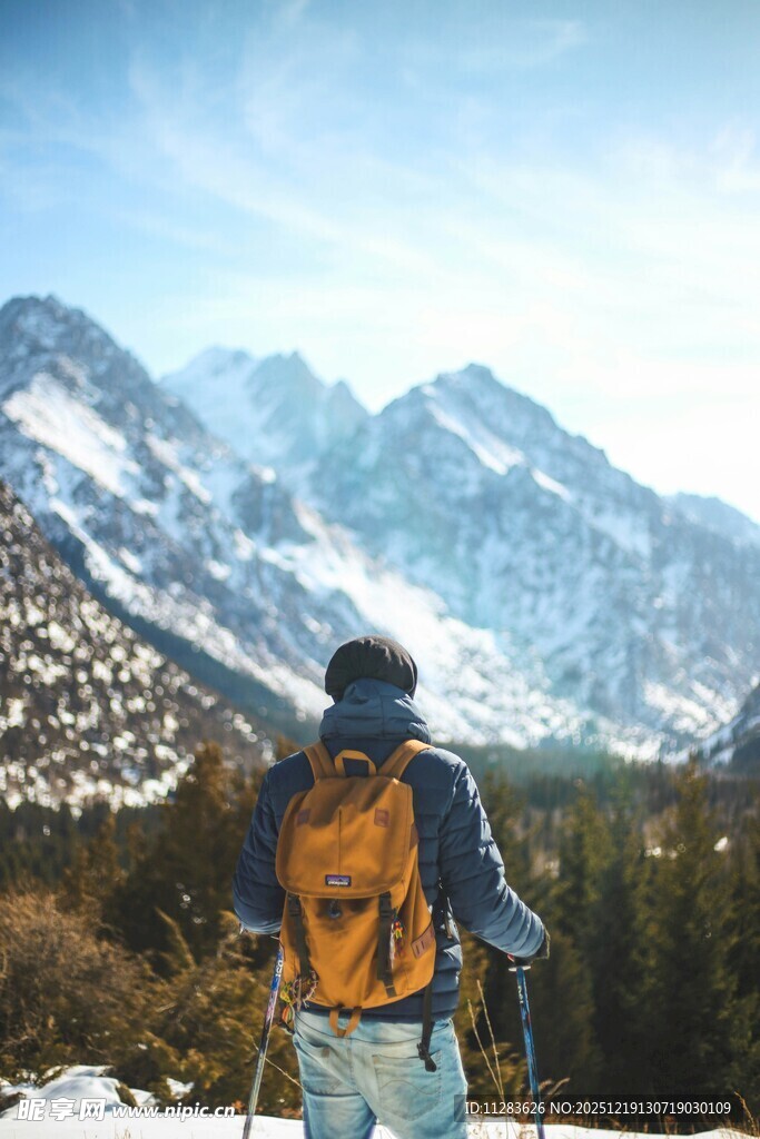 徒步者眺望雪山美景