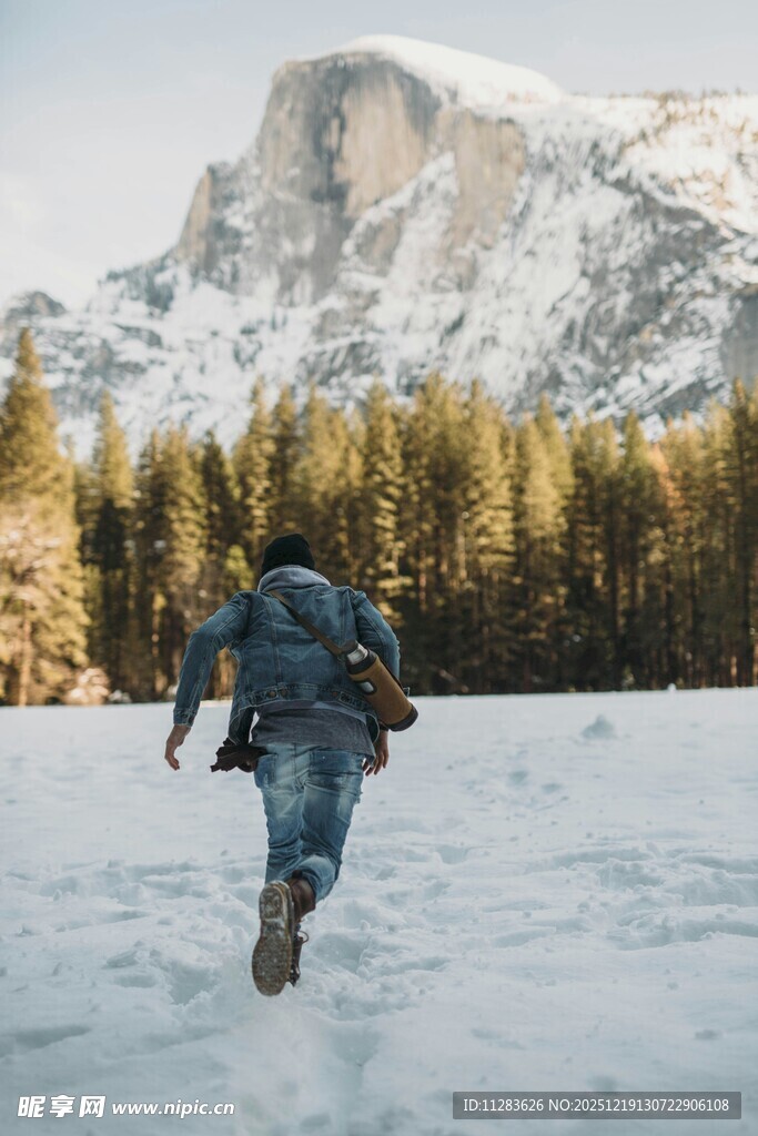 雪地中徒步者奔向雪山