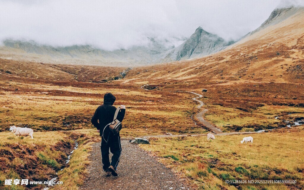 山间徒步的旅人