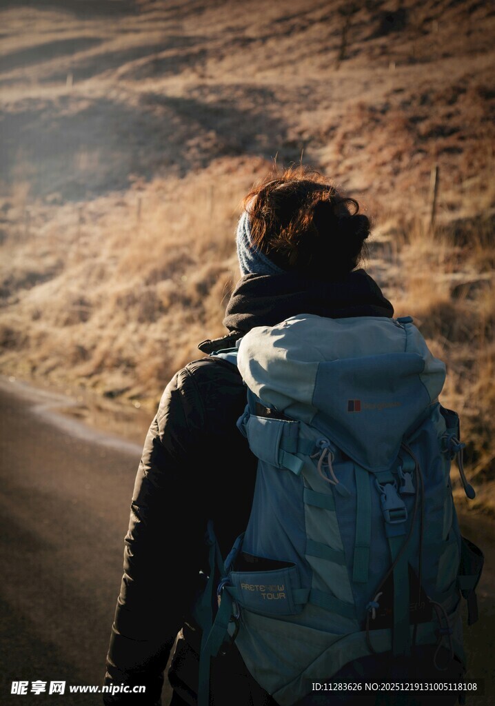 徒步旅行者的孤独前行路