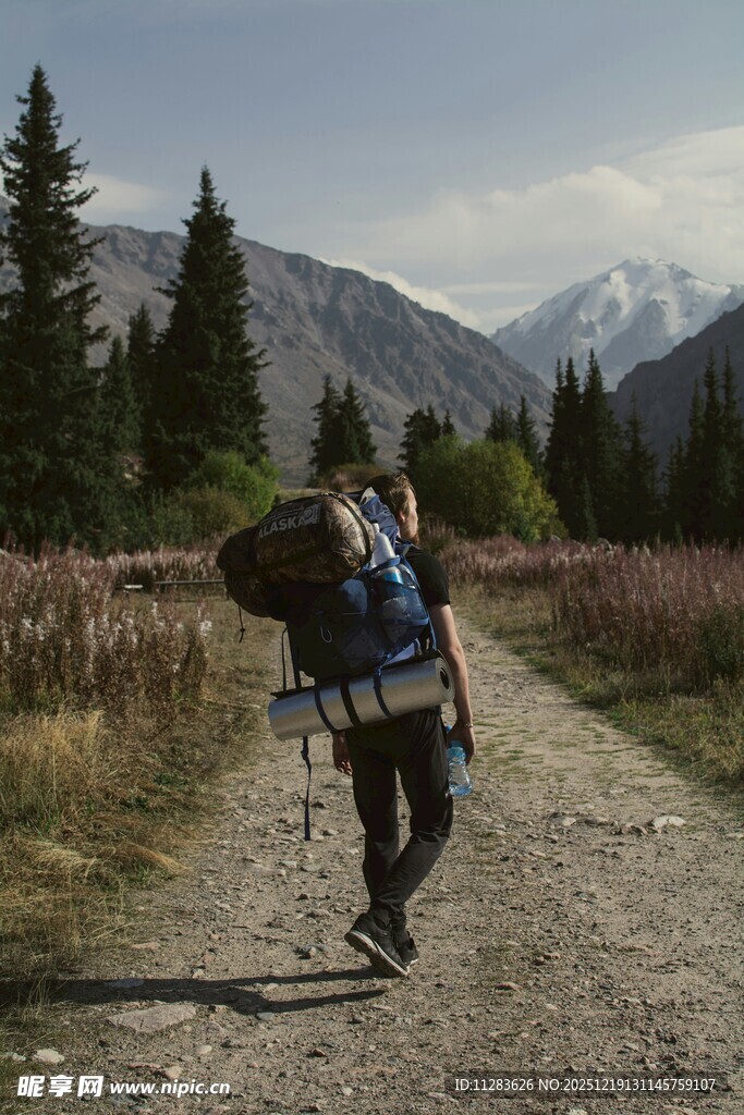 徒步旅行者穿行于山间小道