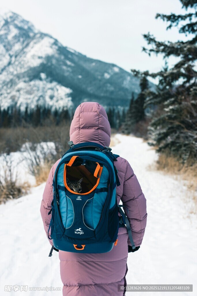 雪地中背萌宠徒步的旅人