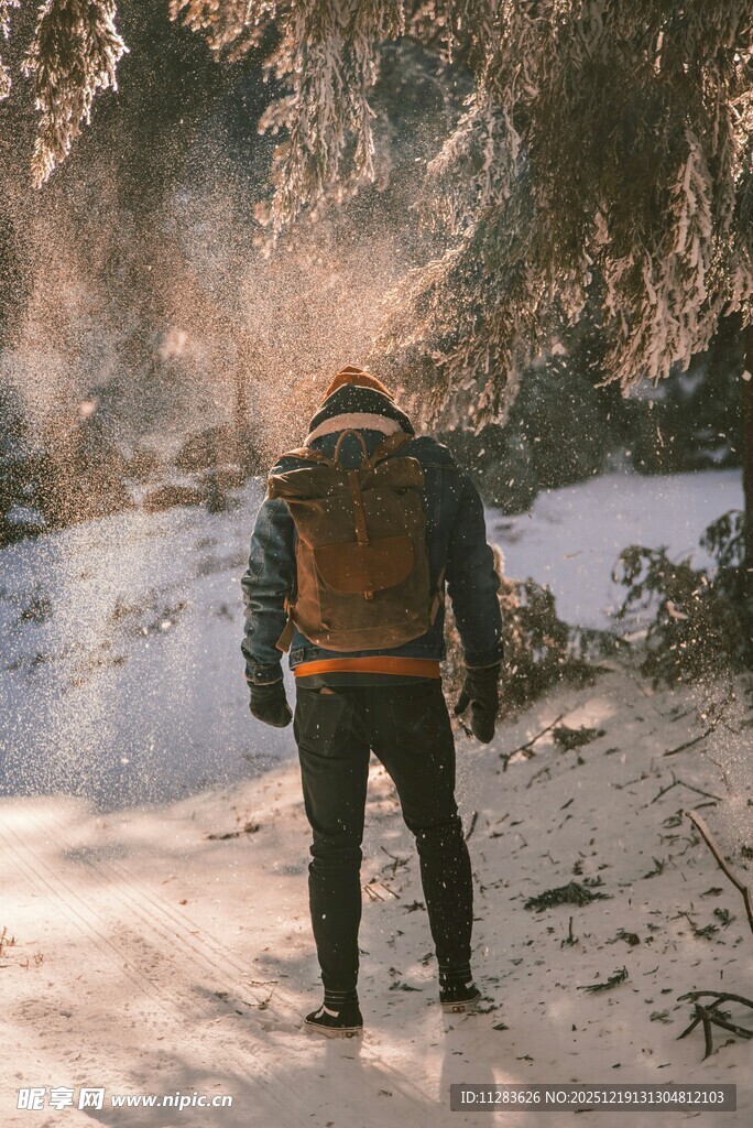 男子溪边独行赏景