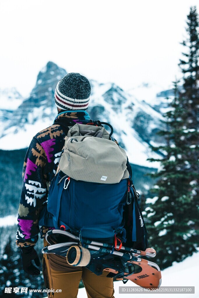 户外滑雪者的雪山之旅