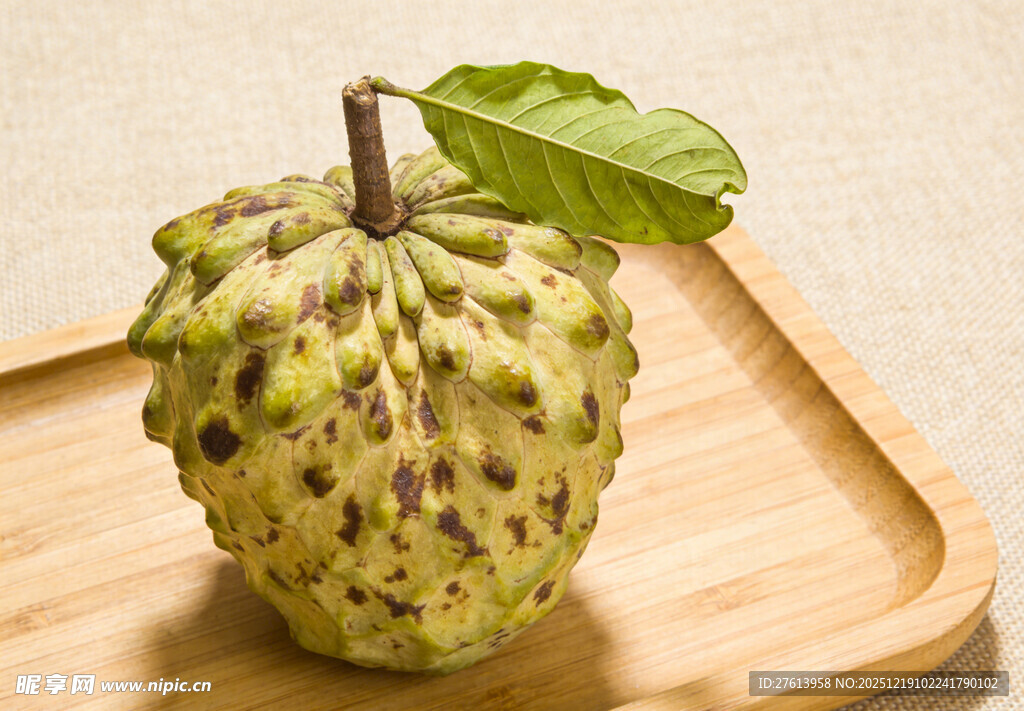 释迦果置于木托盘上