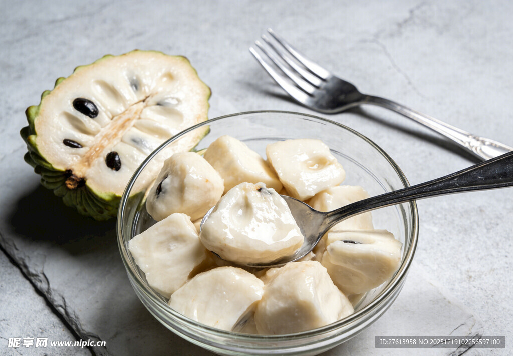 碗中的释迦果切块