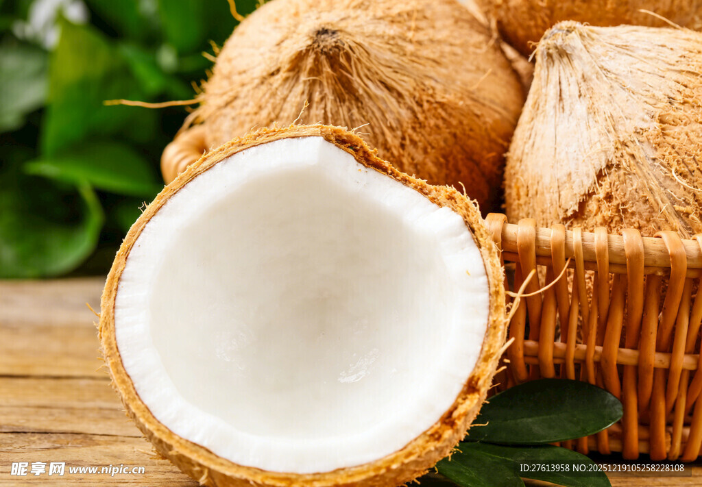 椰子切开展示椰肉