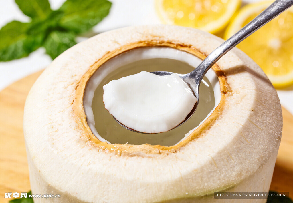 椰青内舀出的一勺椰肉