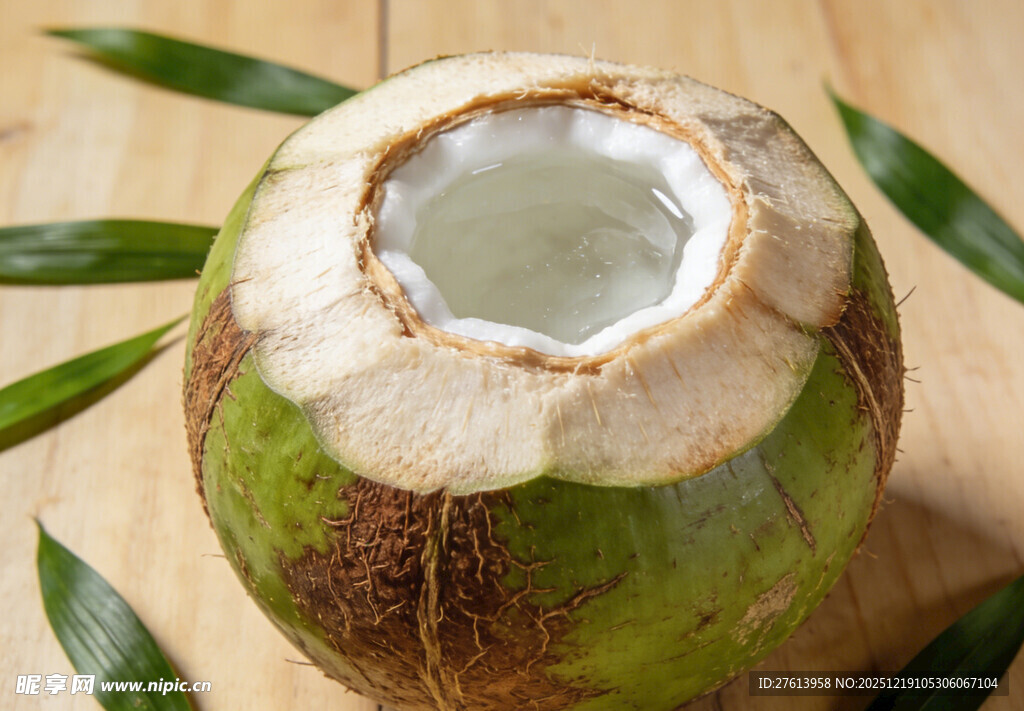 切开的新鲜椰子