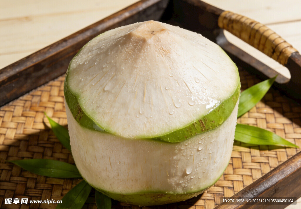 椰青置于托盘上