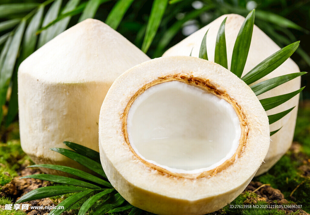 切开的椰子