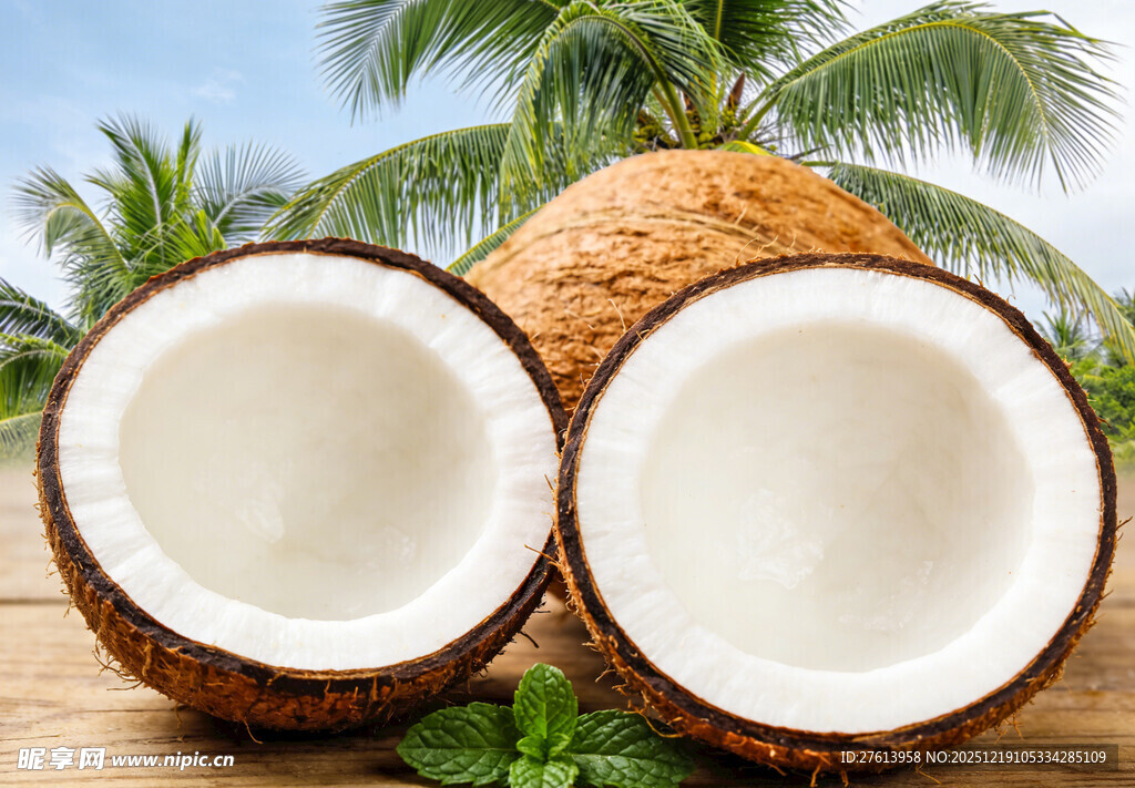切开的椰子与椰肉