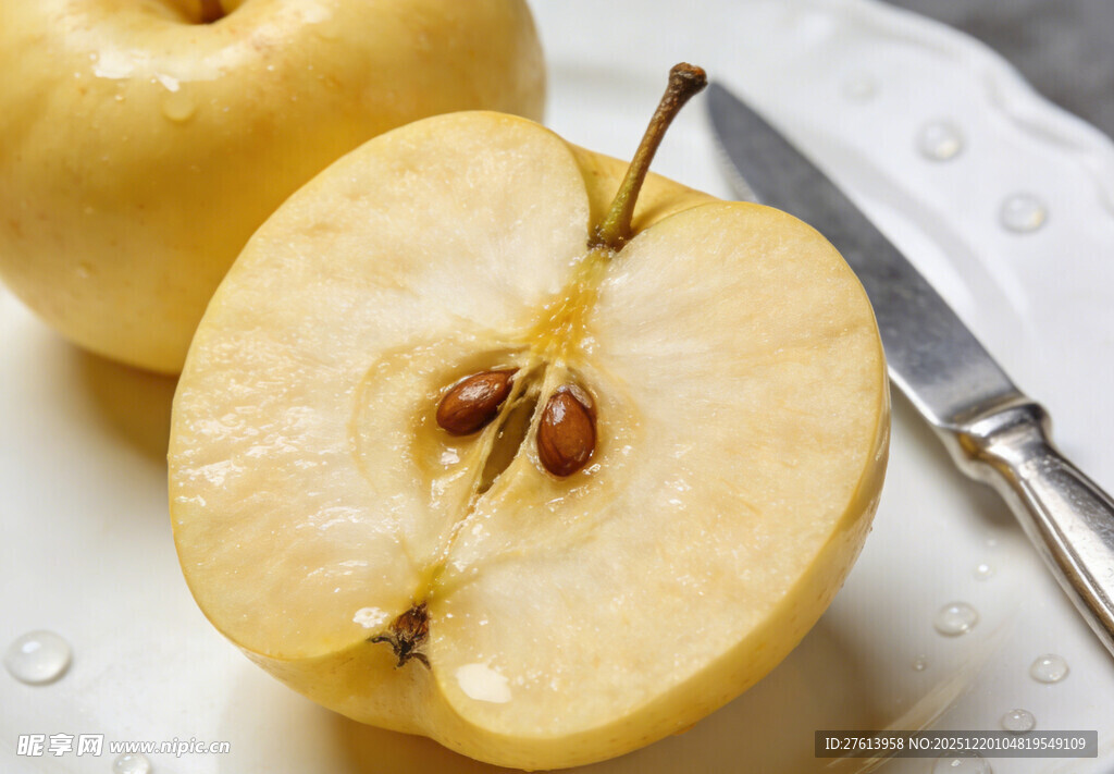 切开的奶油富士黄苹果