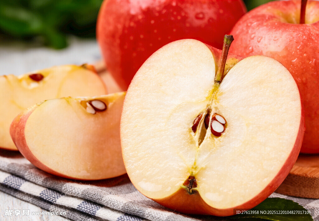 切开的红苹果