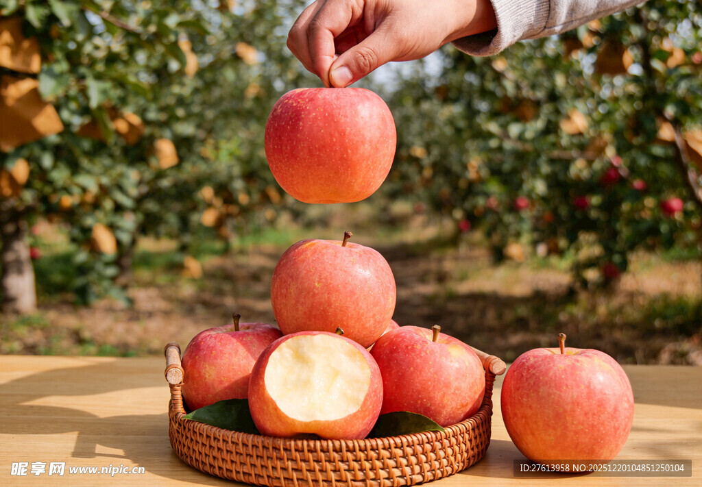 手拿苹果