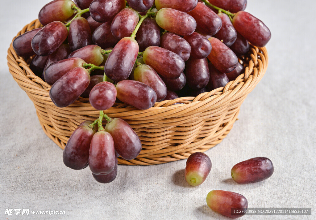 篮子里的长粒葡萄