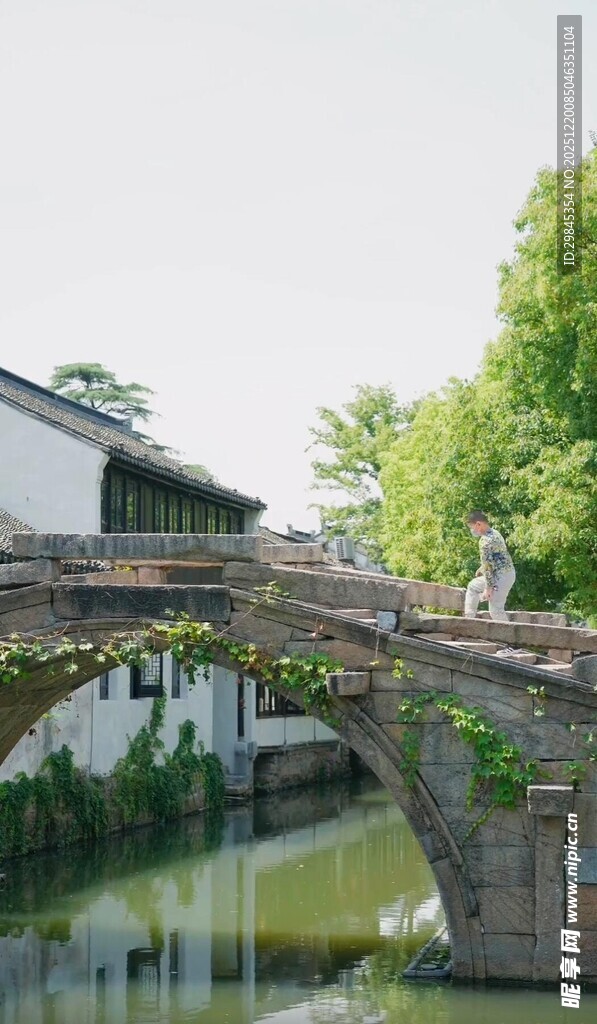 古桥流水间的中式景致