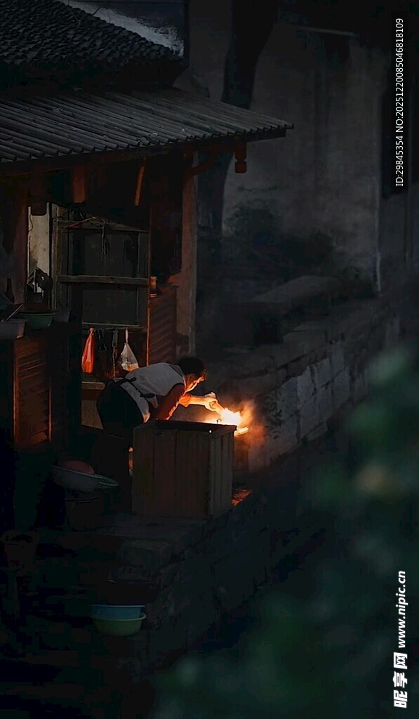 古屋内炉火映照温馨场景