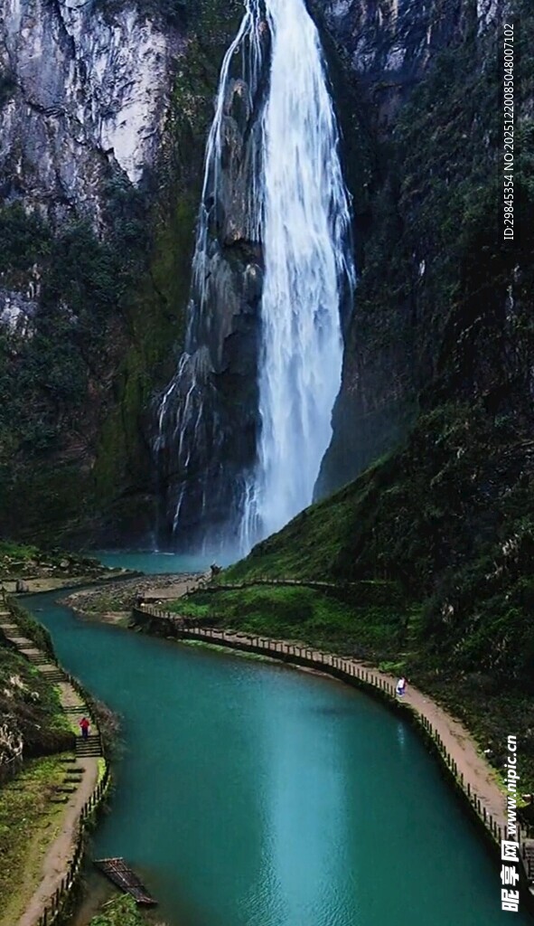 壮丽瀑布下的碧绿河流