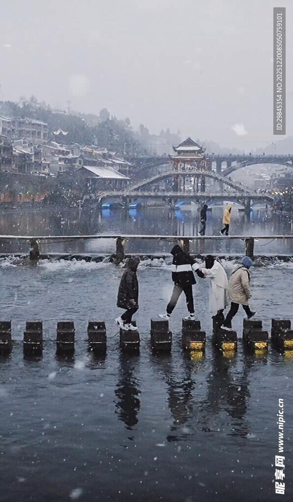 冬日河畔行人踏桩过桥
