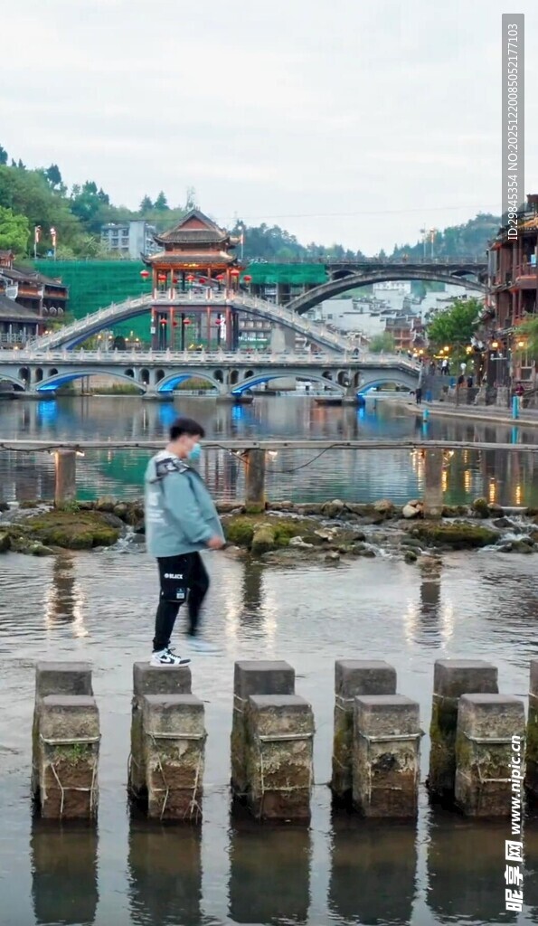 石桥漫步的旅人