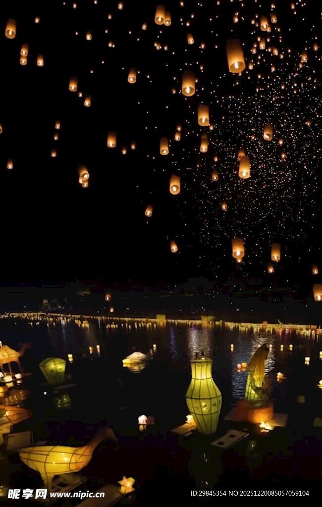 夜空中飘飞的绚烂孔明灯