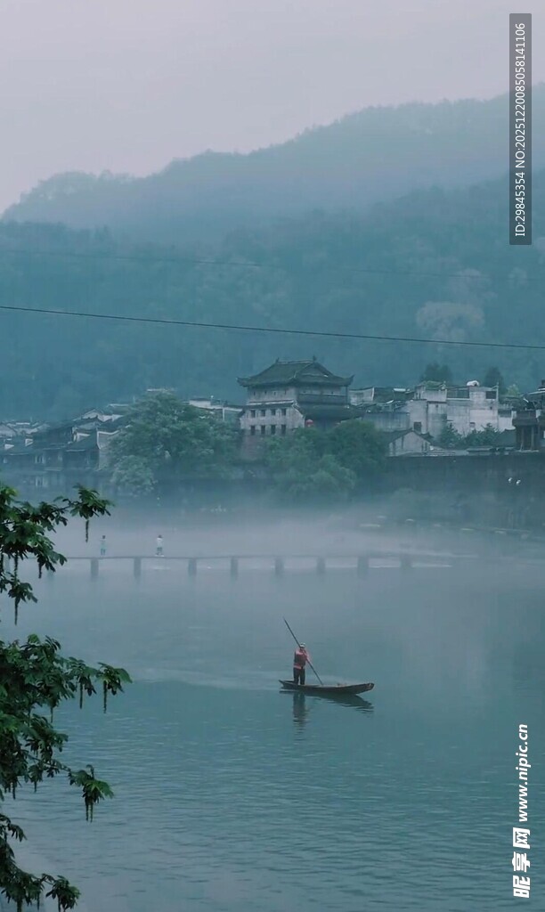 雾中泛舟山水间