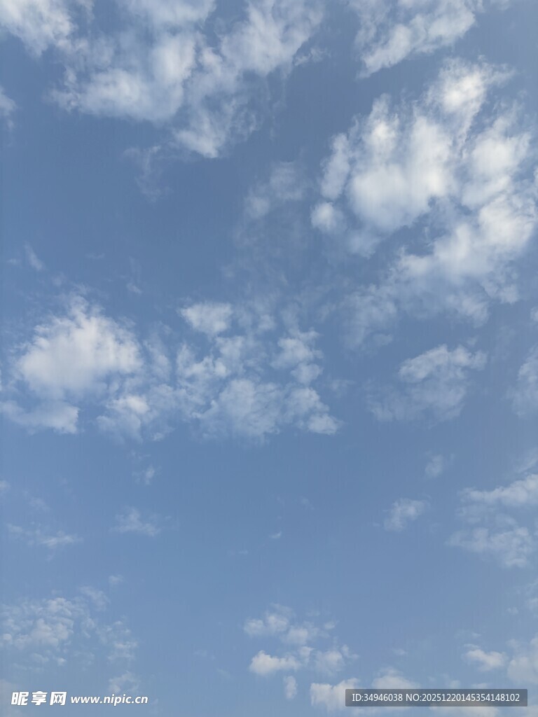 晴朗蓝天飘着朵朵白云