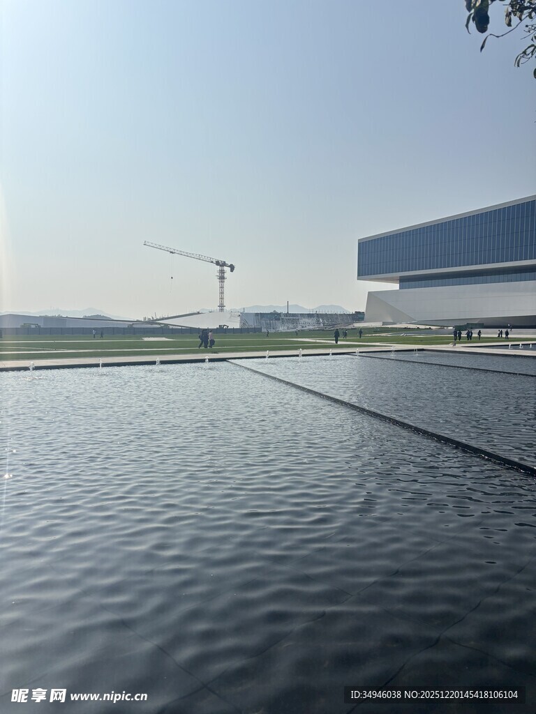 现代建筑旁的平静水面