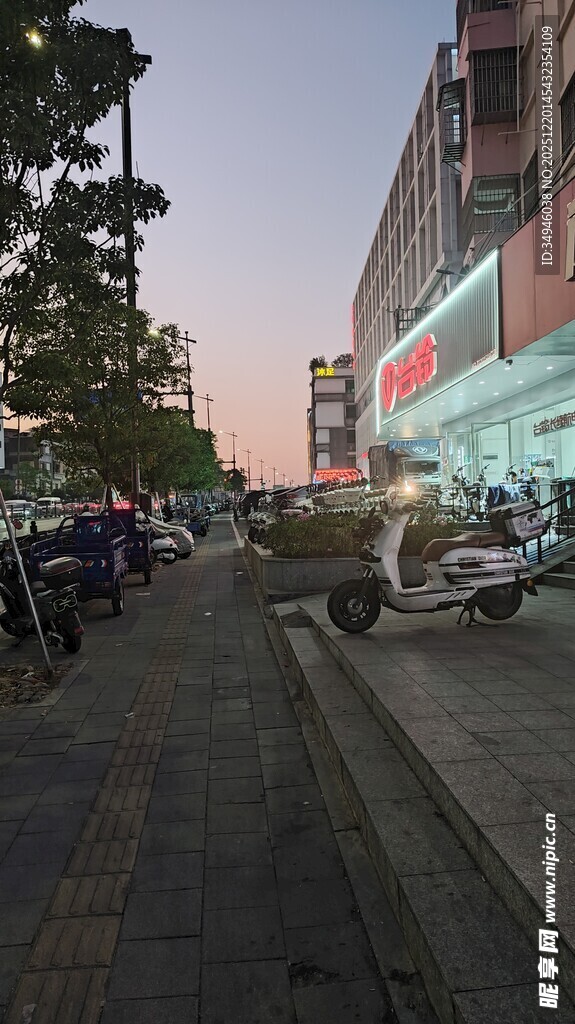 城市街道傍晚景象