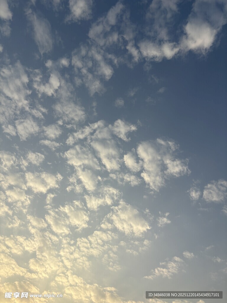 蓝天中的蓬松云朵